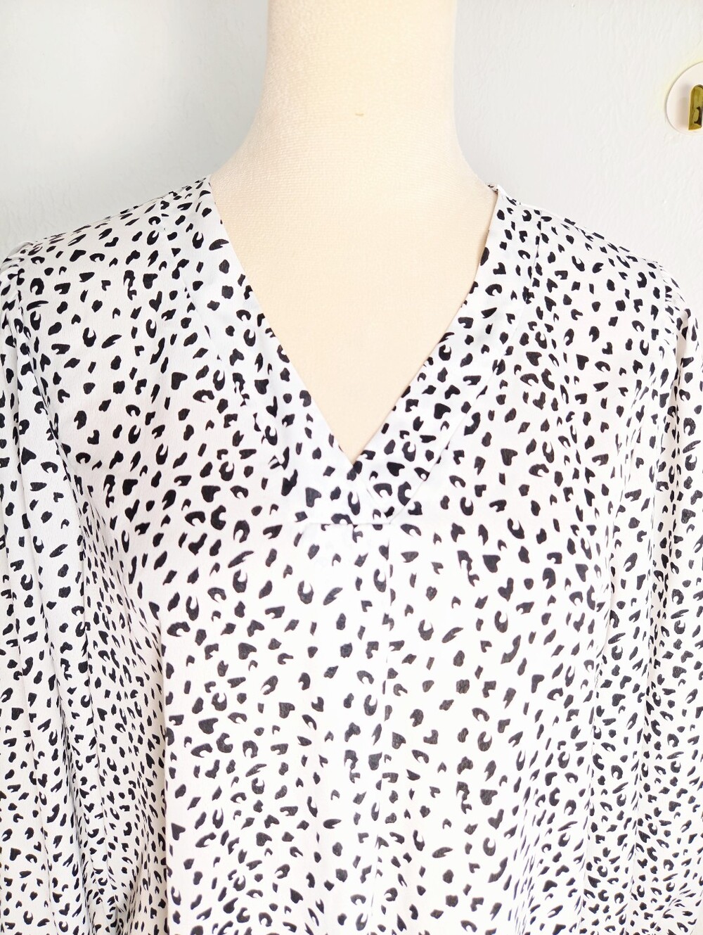 White & Black Dotted V-Neck Long Wide Sleeve Top, Size Medium - Picture 4 of 9